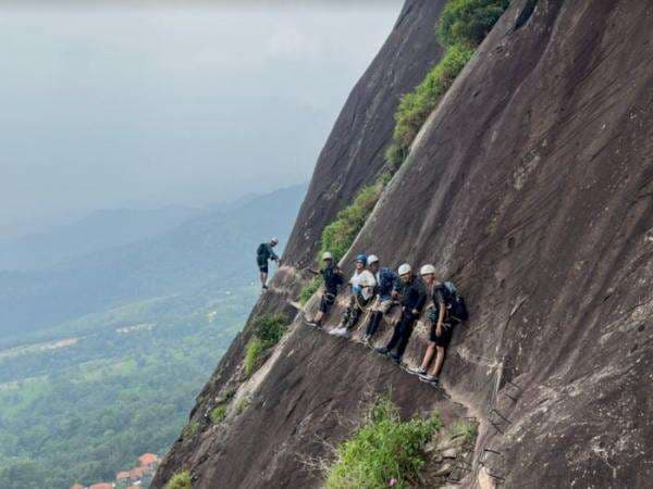 Purwakarta Punya Jalur Ferrata Tertinggi Kedua di Asia, Yuk Intip Pesona Gunung Parang Purwakarta Punya Jalur Ferrata Tertinggi Kedua di Asia, Yuk Intip Pesona Gunung Parang