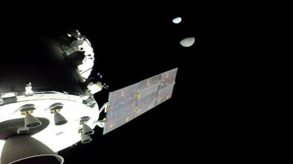 Pesawat Orion NASA Memecahkan Rekor Penerbangan Terjauh dari Bumi