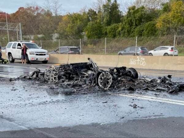 Lamborghini Aventador 2021 Kecelakaan dan Terbakar di Tengah Jalan, yang Tersisa Cuma Abu!