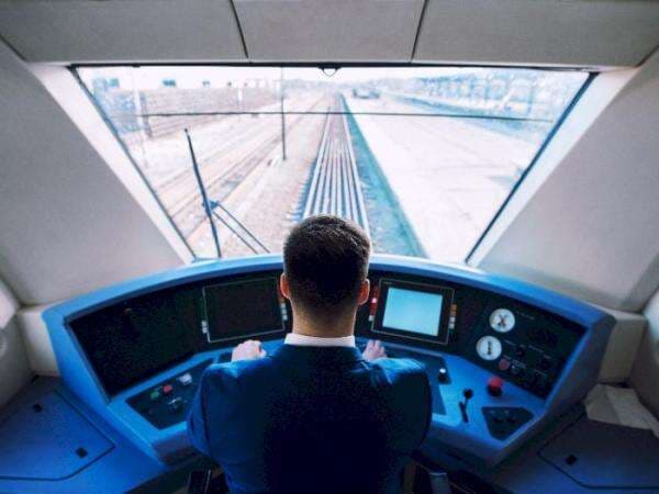 Ternyata Ini Loh Alasan Kenapa Masinis Kereta Api Sering Menunjuk? Ternyata Ini Loh Alasan Kenapa Masinis Kereta Api Sering Menunjuk?