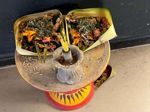 Kenapa di Bali Banyak Sesajen Disebar di Jalanan? Ini Alasan dan Maknanya! Kenapa di Bali Banyak Sesajen Disebar di Jalanan? Ini Alasan dan Maknanya!