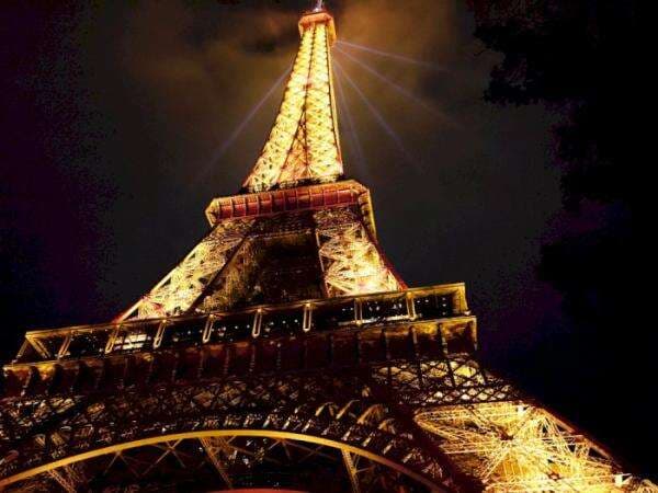 Tahukah Kamu? Ternyata Ngambil Foto di Menara Eiffel Pas Malam Hari Itu Ilegal di Paris Tahukah Kamu? Ternyata Ngambil Foto di Menara Eiffel Pas Malam Hari Itu Ilegal di Paris