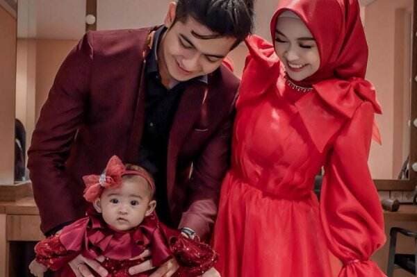 Ria Ricis Kompak Bareng Teuku Ryan dan Baby Moana Pakai Outfit Merah, Netizen: Keluarga Cakep!