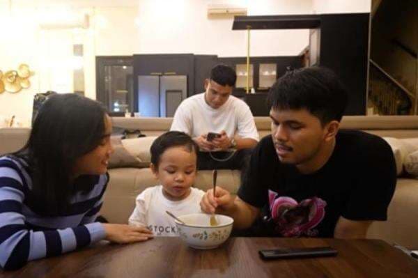 Thoriq Halilintar Makin Dekat dengan Gala Sky, Ajak Main Bola hingga Suapin Makan Thoriq Halilintar Makin Dekat dengan Gala Sky, Ajak Main Bola hingga Suapin Makan