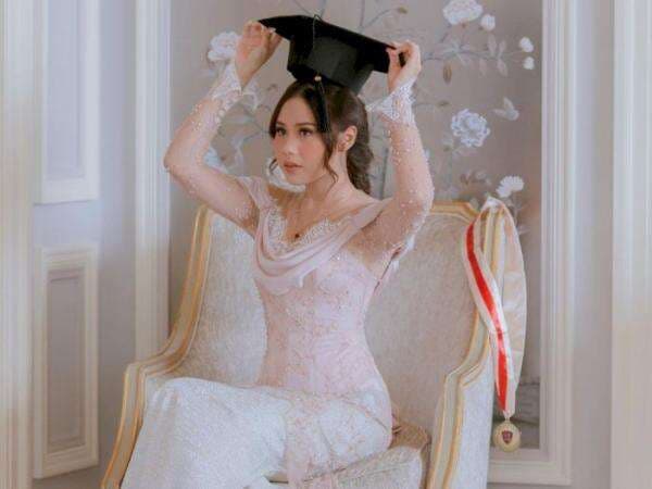 Momen Nadin Amizah Wisuda Jadi Sarjana, Cantik dan Anggun Dibalut Kebaya Pink! Momen Nadin Amizah Wisuda Jadi Sarjana, Cantik dan Anggun Dibalut Kebaya Pink!