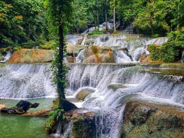 Indahnya Air Terjun Moramo, Bentuknya Bertingkat Ada di Sulawesi Tenggara Indahnya Air Terjun Moramo, Bentuknya Bertingkat Ada di Sulawesi Tenggara