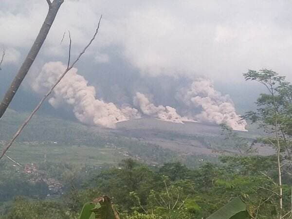Efek Erupsi Gunung Semeru Terasa hingga Malang, Satu Kecamatan Diguyur Hujan Abu