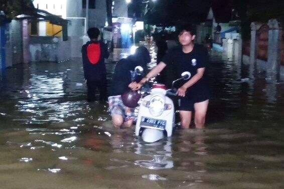 Tanggul Jebol, Satu RW di Bekasi Terendam Banjir hingga 1 Meter