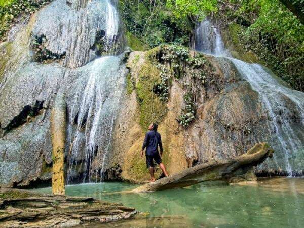 Keindahan Air Terjun Kahauhauna, Bentuknya Bertumpuk-tumpuk dengan Pemandangan Memukau Keindahan Air Terjun Kahauhauna, Bentuknya Bertumpuk-tumpuk dengan Pemandangan Memukau