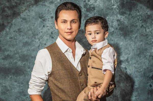 Andhika Pratama Tampil Kompak dengan Anak Pakai Rompi Coklat, Sama Gantengnya Andhika Pratama Tampil Kompak dengan Anak Pakai Rompi Coklat, Sama Gantengnya