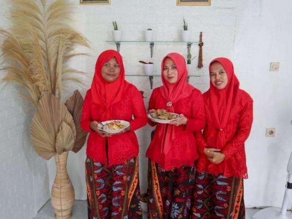 Dulunya Dihujat Kini Viral, Pelayan Warung Rujak di Sumenep Pakai Kebaya Adat Lengkap Dulunya Dihujat Kini Viral, Pelayan Warung Rujak di Sumenep Pakai Kebaya Adat Lengkap