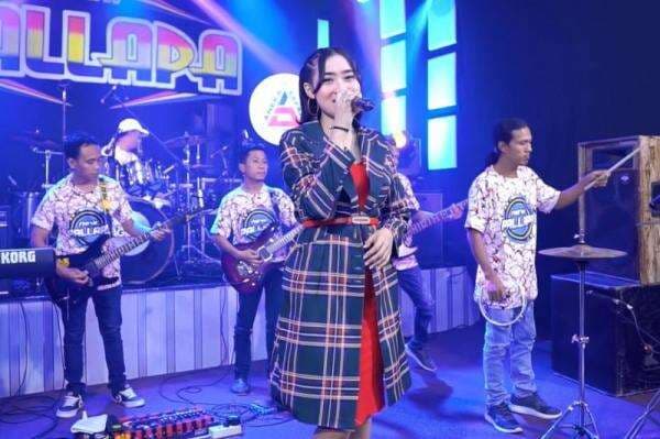 Lirik Lagu Banyu Langit - Yeni Inka dan Terjemahan Lirik Lagu Banyu Langit - Yeni Inka dan Terjemahan