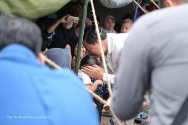 Momen Prabowo Kecup Sayang Anak-anak Korban Gempa Cianjur