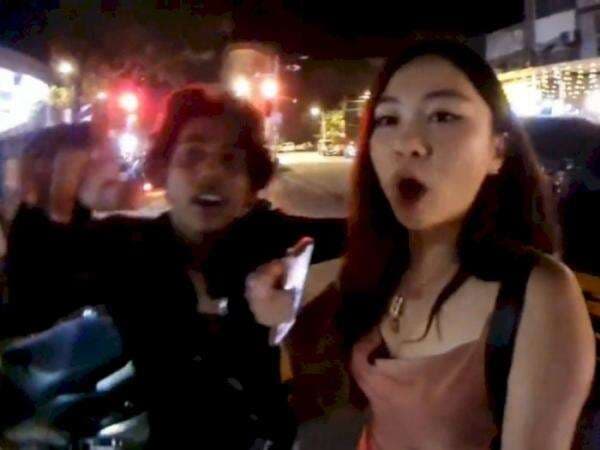 Lagi Live Streaming di India, YouTuber Mhyochi Dapat Perlakuan 'Kurang Ajar' dari Stranger Lagi Live Streaming di India, YouTuber Mhyochi Dapat Perlakuan 'Kurang Ajar' dari Stranger