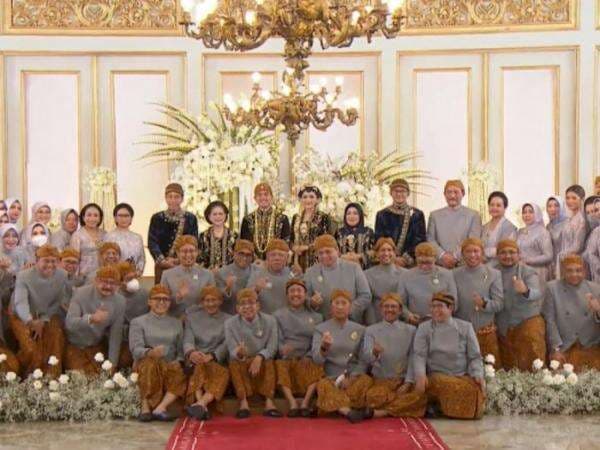 Momen Menteri Kabinet Indonesia Maju Foto Bersama di Nikahan Kaesang dan Erina Momen Menteri Kabinet Indonesia Maju Foto Bersama di Nikahan Kaesang dan Erina