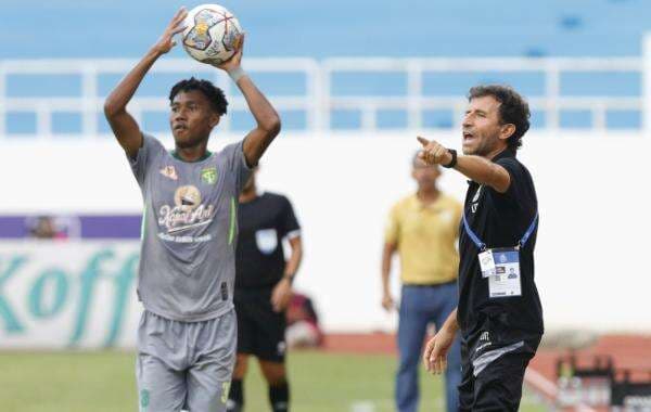 Luis Milla Minta Maaf karena Pecahkan Bench Persib Luis Milla Minta Maaf karena Pecahkan Bench Persib