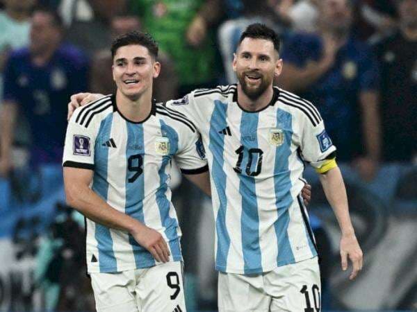 Foto Jadul Messi dan Julian Alvarez Viral: Dulu Ngefans, Sekarang Jadi Pahlawan Argentina Foto Jadul Messi dan Julian Alvarez Viral: Dulu Ngefans, Sekarang Jadi Pahlawan Argentina