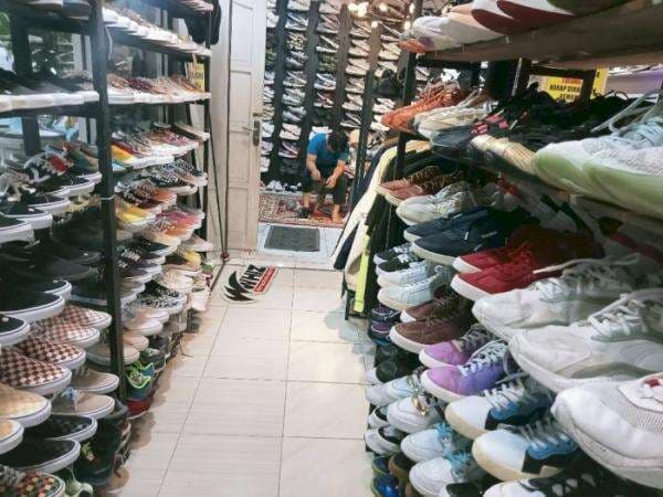 Pemuda Tulungagung Cuan Ratusan Juta Sebulan dari Bisnis Thrifting Sepatu, Ini Rahasianya! Pemuda Tulungagung Cuan Ratusan Juta Sebulan dari Bisnis Thrifting Sepatu, Ini Rahasianya!