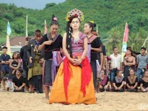 Mitos Tradisi Bau Nyale, Konon Putri Mandalika Sengaja Korbankan Diri Jadi Cacing Laut Mitos Tradisi Bau Nyale, Konon Putri Mandalika Sengaja Korbankan Diri Jadi Cacing Laut