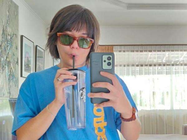 Iqbaal Ramadhan Bikin Ngakak Pamer Mirror Selfie, Malah Dikira Jelmaan Pak Tarno Iqbaal Ramadhan Bikin Ngakak Pamer Mirror Selfie, Malah Dikira Jelmaan Pak Tarno