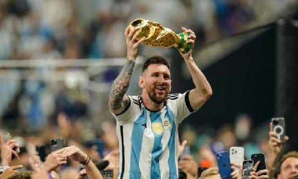 Foto Messi Angkat Trofi Piala Dunia Pecah Rekor, Salip Cristiano Ronaldo Foto Messi Angkat Trofi Piala Dunia Pecah Rekor, Salip Cristiano Ronaldo