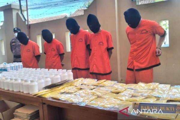 Usut dan Tindak Tegas, Lima Pengedar Obat Keras Jaringan Jakarta-Yogyakarta Ditangkap Usut dan Tindak Tegas, Lima Pengedar Obat Keras Jaringan Jakarta-Yogyakarta Ditangkap