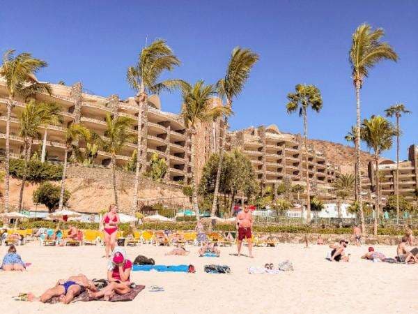 Punya Zona Telanjang, Pulau Ini Jadi Favorit Bule Eropa Saat Musim Dingin Punya Zona Telanjang, Pulau Ini Jadi Favorit Bule Eropa Saat Musim Dingin