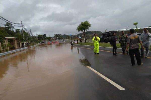 TNI Bersama Polri Atasi Banjir dan Tanah Longsor di Jalan Bypass Mandalika TNI Bersama Polri Atasi Banjir dan Tanah Longsor di Jalan Bypass Mandalika