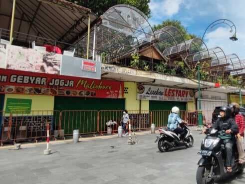 Pedagang Jalan Perwakilan Ancam Buka Segel Kios, Keraton Bisa Tuntut Secara Hukum Pedagang Jalan Perwakilan Ancam Buka Segel Kios, Keraton Bisa Tuntut Secara Hukum