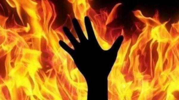 Sadis! Wanita Dibakar Hidup-hidup Warga karena Diduga Sebagai Penculik Anak