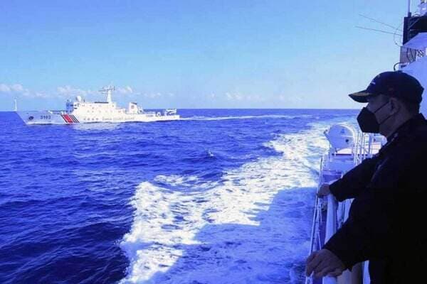 Penjaga Pantai Tiongkok Buntuti Kapal Angkatan Laut Filipina