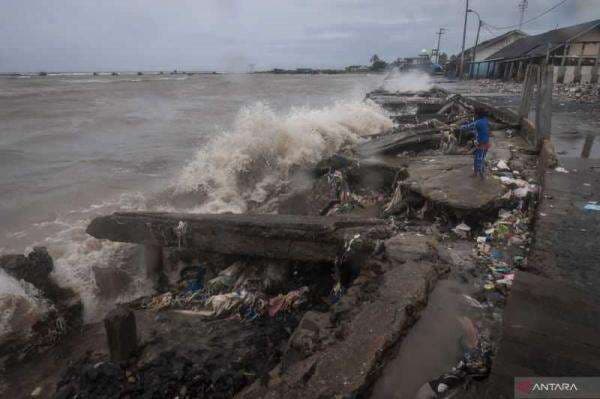 Peringatan Bagi warga Pesisir, Waspadai Gelombang Tinggi Mencapai 4 Meter Peringatan Bagi warga Pesisir, Waspadai Gelombang Tinggi Mencapai 4 Meter