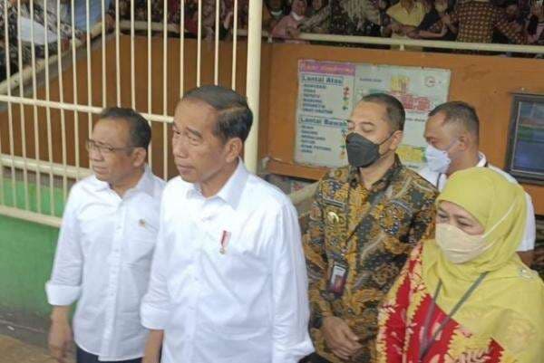 Khofifah – Eri Cahyadi Kompak Dampingi Jokowi ke Pasar Wonokromo Khofifah – Eri Cahyadi Kompak Dampingi Jokowi ke Pasar Wonokromo