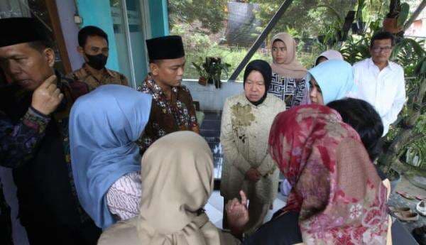 Temui Anak Korban Rudapaksa di Blitar, Mensos Risma Bantu Dukungan Pemulihan Temui Anak Korban Rudapaksa di Blitar, Mensos Risma Bantu Dukungan Pemulihan