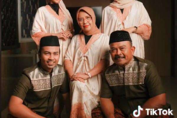 Enam Ide Pose Foto Bersama Keluarga saat Lebaran Biar gak Mati Gaya Enam Ide Pose Foto Bersama Keluarga saat Lebaran Biar gak Mati Gaya