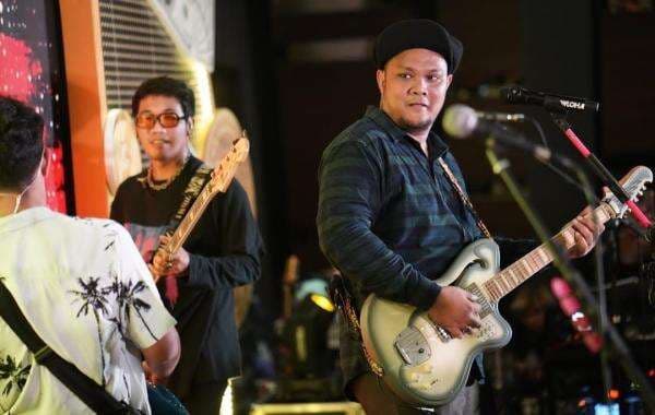 Virgoun Angkat Bicara Usai Dituduh Kumpul Kebo, Minta Maaf Tapi Tidak Sebut Nama Istri Virgoun Angkat Bicara Usai Dituduh Kumpul Kebo, Minta Maaf Tapi Tidak Sebut Nama Istri