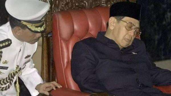 Kebiasaan Gus Dur Tidur Saat Rapat Tapi Tetap Paham Pembahasan, Ini Kesaksian Sahabat, Ajudan dan Mantan Menteri Kebiasaan Gus Dur Tidur Saat Rapat Tapi Tetap Paham Pembahasan, Ini Kesaksian Sahabat, Ajudan dan Mantan Menteri
