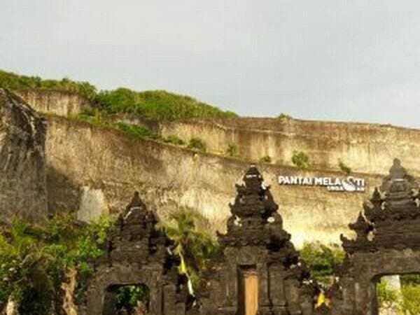 Pantai Melasti Bali: Sejarah, Tiket Masuk, Rute dan Aktivitas Terbaru 2023