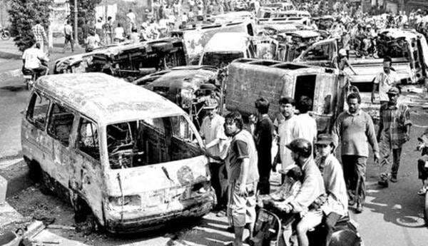 Sejarah Hari Ini: Tanggal Ketika Kerusuhan Mei 1998 Berakhir Sejarah Hari Ini: Tanggal Ketika Kerusuhan Mei 1998 Berakhir