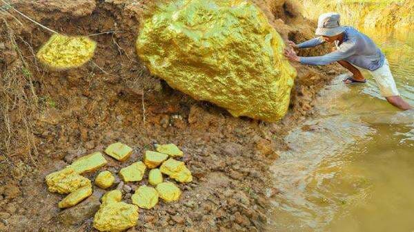 Penampakan Gunung Emas di Kongo yang Gemparkan Warga Setempat Penampakan Gunung Emas di Kongo yang Gemparkan Warga Setempat