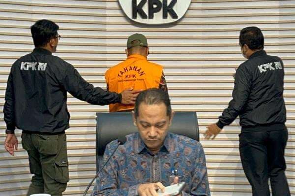 KPK Tahan Satu Tersangka Kasus Pengadaan APD Kemenkes KPK Tahan Satu Tersangka Kasus Pengadaan APD Kemenkes