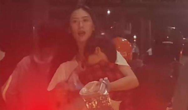 Viral Pengamen Cantik Bak Model Ngamen Sambil Gendong Anak, Netizen: Spek Anya Geraldine! Viral Pengamen Cantik Bak Model Ngamen Sambil Gendong Anak, Netizen: Spek Anya Geraldine!