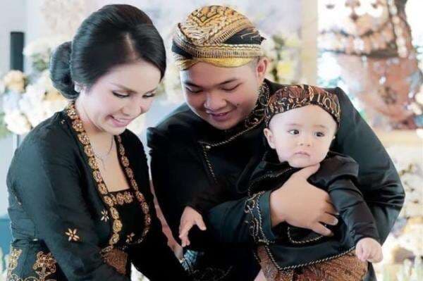 Profil dan Biodata Nicola Reza Samudra, Suami Momo Geisha yang Hadiahi Anak Lapangan Futsal Berstandar FIFA Profil dan Biodata Nicola Reza Samudra, Suami Momo Geisha yang Hadiahi Anak Lapangan Futsal Berstandar FIFA