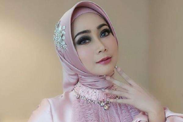 Pedangdut Ira Swara Alami Kesulitan Ekonomi, sang Suami Jadi Ojol Pedangdut Ira Swara Alami Kesulitan Ekonomi, sang Suami Jadi Ojol