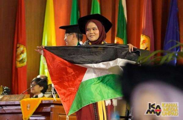 2 Wisudawan Unpad Bentangkan Bendera Palestina di Wisuda, Apa Respons Kampus? 2 Wisudawan Unpad Bentangkan Bendera Palestina di Wisuda, Apa Respons Kampus?