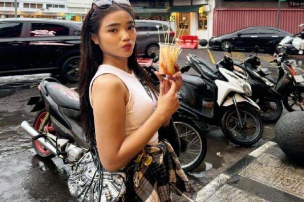 Fuji Jajan Telur Gulung Sambil Tenteng Tas Seharga Rp36 Jutaan Fuji Jajan Telur Gulung Sambil Tenteng Tas Seharga Rp36 Jutaan