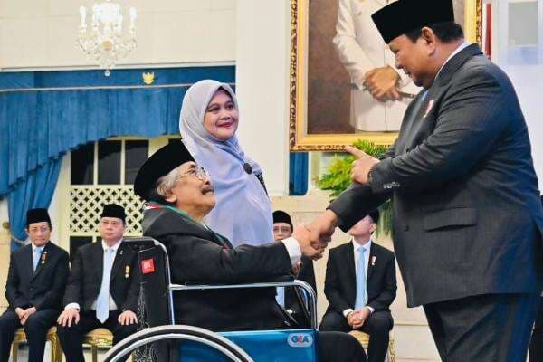 Dari Atas Kursi Roda, Jaja Mihardja Terima Penghargaan dari Presiden Prabowo Dari Atas Kursi Roda, Jaja Mihardja Terima Penghargaan dari Presiden Prabowo