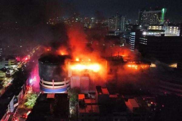 Detik-detik Evakuasi 9 Korban Terjebak Kebakaran Glodok Plaza, Teriakan Minta Tolong dari Lantai 9 Detik-detik Evakuasi 9 Korban Terjebak Kebakaran Glodok Plaza, Teriakan Minta Tolong dari Lantai 9