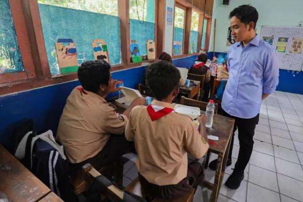 Isu Gibran Masuk Golkar lewat MKGR, Ini Respons Bahlil Lahadalia Isu Gibran Masuk Golkar lewat MKGR, Ini Respons Bahlil Lahadalia