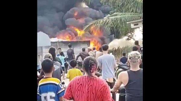 Gudang Pengolahan CPO di Pesawaran Terbakar, Warga Panik Takut Api Merembet ke Permukiman Gudang Pengolahan CPO di Pesawaran Terbakar, Warga Panik Takut Api Merembet ke Permukiman